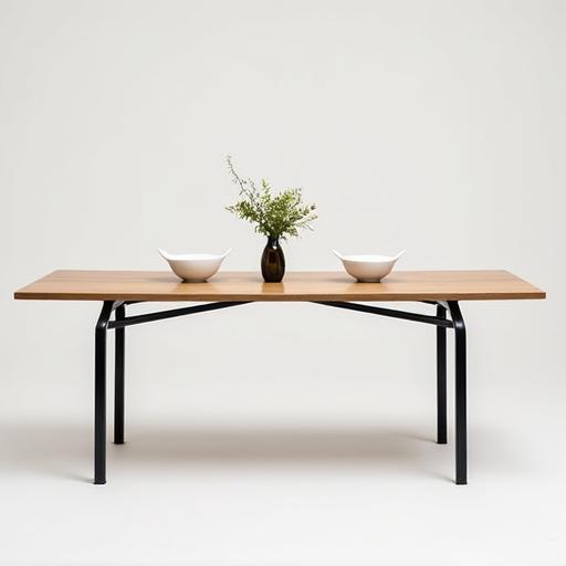 Minimalistisk 'Fjell' spisebord med slank metallramme og heltre eikeplate.